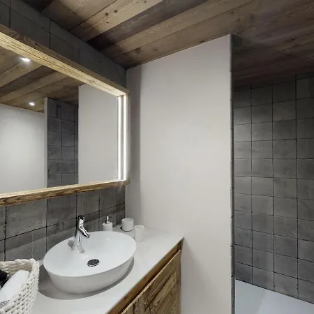 Chalet d'Exception avec Sauna et Cheminée - 12 Pers, 6 Pièces - FR-1-575-32 Chalet *